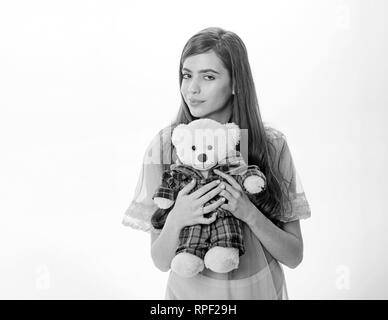 Dame in transparent blau Nachthemd teddy bear in Händen hält, weißer Hintergrund, kopieren. Mädchen mit Plüsch Bär Spielzeug wünsche süße Träume. Süße Träume Stockfoto