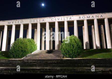 Rom - Die unbestimmt geschlossen Museo della civilta Romana (Museum der römischen Zivilisation) in der Nacht in der Euro Zone. Stockfoto