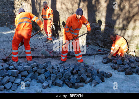 Rom - die Beschäftigten im Straßenverkehr sind die Reparatur eine Ausdehnung von Pflastersteinen an der Via Appia. Stockfoto