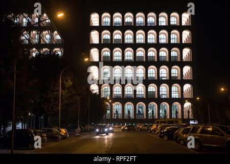 Rom - Der Palazzo della civilta Italiana, auch als quadratische Kolosseum bekannt, in der Nacht in der Euro Zone. Stockfoto