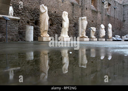 Rom - römische Statuen in der Nähe des Grabes der Caecilia Metella an der Via Appia. Der Bau der Via Appia begann in 312 BC. Stockfoto