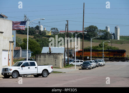 USA, Nebraska, Omaha Reservierung, Stadt Walthill, Bahnübergang, BNSF Lokomotive Stockfoto