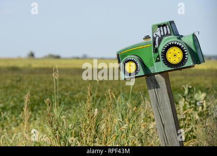 USA, Iowa, Sojabohne Feld- und John Deere Traktor letterbox von Farmer's Homestead Stockfoto