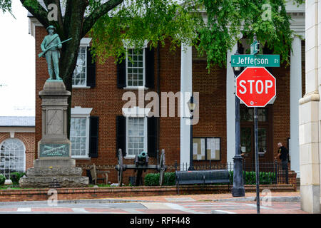 USA, Virginia, Charlottesville, Rathaus und Krieger Denkmal für Bürgerkrieg zwischen der Konföderierten Armee und United States Forces Stockfoto