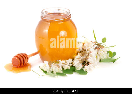 Krug Honig mit Blumen von Akazienholz auf weißem Hintergrund Stockfoto