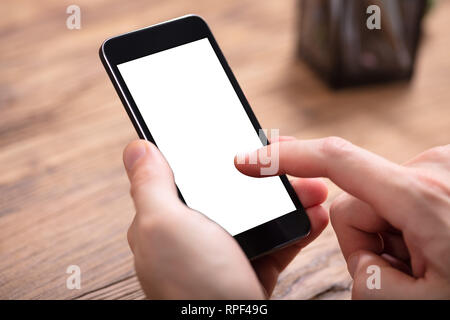 In der Nähe der Person Hand Handy Mit Leerer Bildschirm Stockfoto