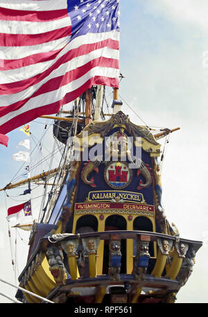 Kunstvoll geschnitzten Holz Stern; große US-Flagge; Kalmar Nyckel Tall Ship, replik, original 1625, Segelboot; Ansicht schließen; die Zahlen, nautische Flags, bunt, W Stockfoto