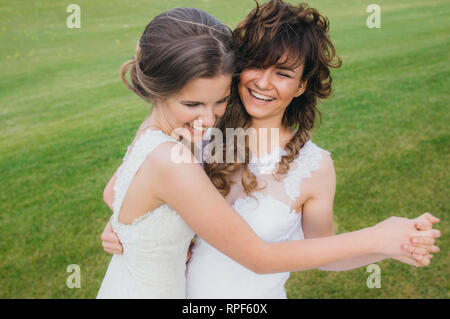 Zwei schöne Frauen tanzen auf den grünen Bereich des Golf Club Stockfoto