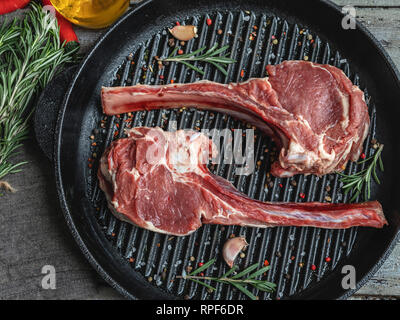 Rohes Fleisch Lamm Rindfleisch Rippen Kotelett auf dem Grill Pfanne, Gewürze, koteletts Bereit zum Kochen Stockfoto