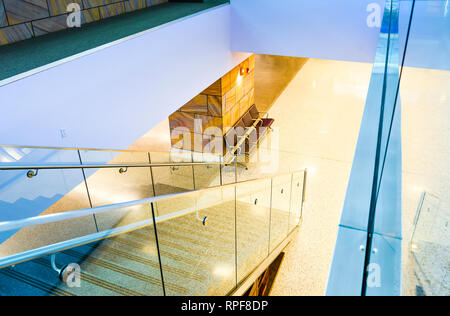 Abstrakter Hintergrund aus moderner Architektur mit Treppen und Glas im Tucson International Airport in Tucson, AZ, USA Stockfoto