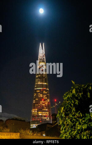 London, Großbritannien. 21. Feb 2019. Der Shard zu erscheinen, in der Nacht vom Vollmond perfekt oben ausgerichtet beleuchtet werden. 21/02/19 Quelle: Mark Bourdillon/Alamy leben Nachrichten Stockfoto