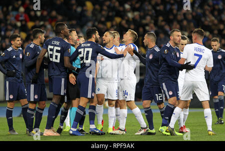 Kiew, Ukraine. 21 Feb, 2019. Dynamo und Olympiakos Piräus Spieler während der UEFA Europa League, eine Runde 32, zweite Bein Fußball Match zwischen Olympiakos Piräus FC und Dynamo Kiew, an der Olimpiyskiy Stadion in Kiew, Ukraine diskutieren, am 21. Februar 2019. Credit: Serg Glovny/ZUMA Draht/Alamy leben Nachrichten Stockfoto