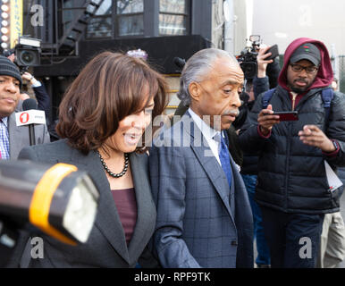 New York, USA. 21 Feb, 2019. New York, NY - 21. Februar 2019: US-Senator Kamala Harris Mittagessen besucht mit Reverend Al Sharpton am Sylviaâ € ™ s Restaurant Credit: Lev radin/Alamy leben Nachrichten Stockfoto