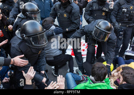 Barcelona, Spanien. 21 Feb, 2019. Die Bereitschaftspolizei entwirren Gran Via in Barcelona Credit: Gaston Brito/FotoArena/Alamy leben Nachrichten Stockfoto