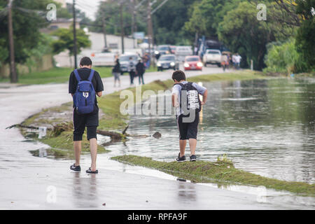 PR - Curitiba - 02/27/2019 - starker Regen in Curitiba - Starker Regen überläuft die Bel m Fluss in Curitiba Störungen in der Region. Foto: Gabriel Machado/AGIF Stockfoto