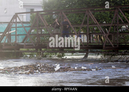 PR - Curitiba - 02/27/2019 - starker Regen in Curitiba - Starker Regen überläuft die Bel m Fluss in Curitiba Störungen in der Region. Foto: Gabriel Machado/AGIF Stockfoto