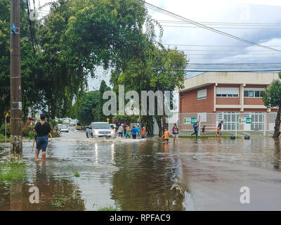 PR - Curitiba - 02/27/2019 - starker Regen in Curitiba - Starker Regen überläuft die Bel m Fluss in Curitiba Störungen in der Region. Foto: Gabriel Machado/AGIF Stockfoto