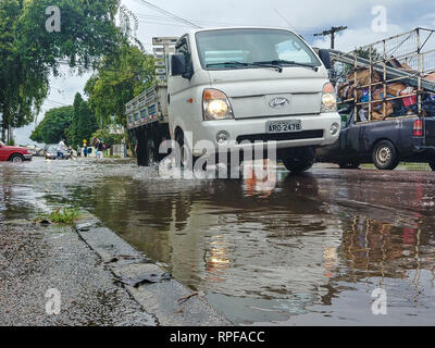 PR - Curitiba - 02/27/2019 - starker Regen in Curitiba - Starker Regen überläuft die Bel m Fluss in Curitiba Störungen in der Region. Foto: Gabriel Machado/AGIF Stockfoto