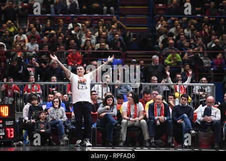 Foto Claudio Grassi/LaPresse 21 Febbraio 2019 Assago (MI) Italia sport Warenkorb AX Armani Exchange Olimpia Milano FOX Maccabi Tel Aviv - Turkish Airlines Eurolega 2018/2019 - Mediolanum Forum vs. Nella Foto: L&#x2019;esultanza dei tifosi di Milano Foto Claudio Grassi/LaPresse Februar 21, 2019 Assago (MI) Italien sport Warenkorb AX Armani Exchange Olimpia Mailand FOX vs Maccabi Tel Aviv - Turkish Airlines EuroLeague 2018/2019 - Mediolanum Forum. Im Bild: Olimpia unterstützer Jubel Stockfoto