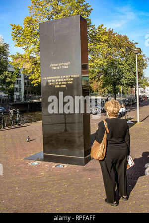 Amsterdam, Niederlande. 10.Oktober 2005. Ein Tourist sieht auf das Denkmal für die jüdischen Widerstand (joods Verzetmonument) in Amsterdam, Niederlande, an der Ecke der Amstel und Zwanenburgwal Kanal. Credit: Arnold Drapkin/ZUMA Draht/Alamy leben Nachrichten Stockfoto