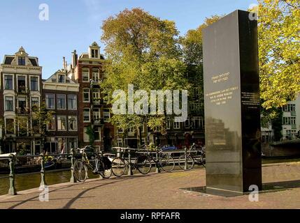 Amsterdam, Niederlande. 10.Oktober 2005. Das Denkmal für die jüdischen Widerstand (joods Verzetmonument) in Amsterdam, Niederlande, an der Ecke der Amstel und Zwanenburgwal Kanal. Credit: Arnold Drapkin/ZUMA Draht/Alamy leben Nachrichten Stockfoto