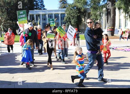 Oakland, CA, USA, Februar 21, 2019 Schüler, Lehrer, Eltern und andere Unterstützer Sammeln an den Oakland Technical High School OUSD Streik der Lehrer zu unterstützen. Lehrer streiken für bessere Löhne, kleinere Klassen, mehr Unterstützung für Studierende und Schließung von Schulen und die Privatisierung von Schulen zu verhindern. Caryn Becker/Alamy leben Nachrichten Stockfoto