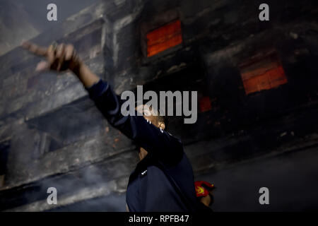 Dhaka, Bangladesch. 21 Feb, 2019. Lokale Bangladeshi Menschen helfen, Feuerwehrmänner und andere Mitarbeiter. Credit: KM Asad/ZUMA Draht/Alamy leben Nachrichten Stockfoto