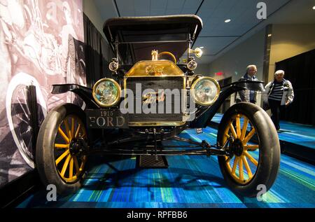 Toronto, Kanada. 21 Feb, 2019. A 1915 Ford Model T Touring ist während der Kunst und das Automobil Ausstellung der 2019 Canadian International Auto Show (CIAS) bei der Metro Toronto Convention Centre in Toronto, Kanada, Feb.21, 2019 gesehen. Mit 15 seltenen und klassische Autos, die Ausstellung läuft vom 15. bis 24. Feb. an der 2019 CIAS. Credit: Zou Zheng/Xinhua/Alamy leben Nachrichten Stockfoto