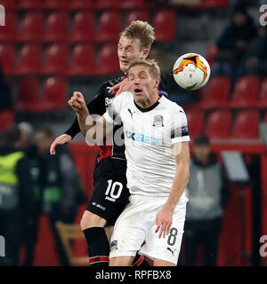 Leverkusen, Deutschland. 21 Feb, 2019. Julian Brandt (L) von Leverkusen Mias für Erntevorsatz mit Yuri Gazinski von Krasnodar während der UEFA Europa League Umlauf von 32 zweites Bein Fußball Spiel zwischen Bayer 04 Leverkusen und FC Shakhtar Krasnodar in Leverkusen, Deutschland, Feb.21, 2019. Das Match endete in einem 1-1 zeichnen. Quelle: Joachim Bywaletz/Xinhua/Alamy leben Nachrichten Stockfoto