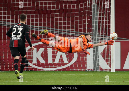 Leverkusen, Deutschland. 21 Feb, 2019. Torwart Lukas Hradecky (R) von Leverkusen speichert einen Schuß während der UEFA Europa League Umlauf von 32 zweites Bein Fußball Spiel zwischen Bayer 04 Leverkusen und FC Shakhtar Krasnodar in Leverkusen, Deutschland, Feb.21, 2019. Das Match endete in einem 1-1 zeichnen. Quelle: Joachim Bywaletz/Xinhua/Alamy leben Nachrichten Stockfoto