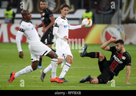 Leverkusen, Deutschland. 21 Feb, 2019. Charles Kabore (L) und Kristoffer Olsson (C) der Region Krasnodar Mias mit Aleksander Dragovic von Leverkusen während der UEFA Europa League Umlauf von 32 zweites Bein Fußball Spiel zwischen Bayer 04 Leverkusen und FC Shakhtar Krasnodar in Leverkusen, Deutschland, Feb.21, 2019. Das Match endete in einem 1-1 zeichnen. Quelle: Joachim Bywaletz/Xinhua/Alamy leben Nachrichten Stockfoto