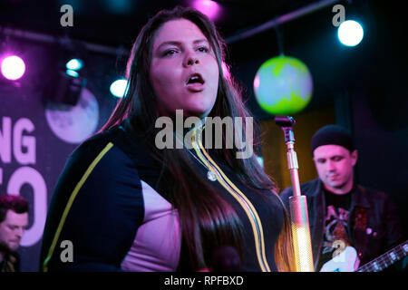London, Großbritannien. 21 Feb, 2019. Sängerin Anastasia Wanderer von Bang Bang Romeo führt auf der Bühne das Schwarze Herz in London während der "bösen Seelen' Headline Tour. Quelle: Georgia Taylor/Alamy leben Nachrichten Stockfoto
