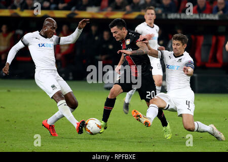 Leverkusen, Deutschland. 21 Feb, 2019. Charles Aranguiz (C) von Leverkusen Mias mit Charles Kabore (L) und Aleksandr Martynovich von Krasnodar während der UEFA Europa League Umlauf von 32 zweites Bein Fußball Spiel zwischen Bayer 04 Leverkusen und FC Shakhtar Krasnodar in Leverkusen, Deutschland, Feb.21, 2019. Das Match endete in einem 1-1 zeichnen. Quelle: Joachim Bywaletz/Xinhua/Alamy leben Nachrichten Stockfoto