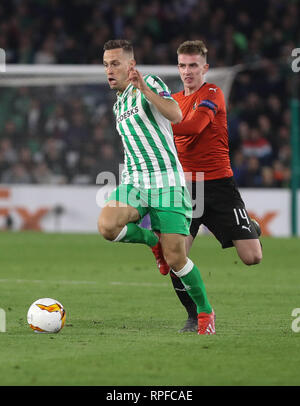 Sevilla, Spanien. 21 Feb, 2019. Benjamin Bourigeaud Stade Rennais und Sergio Canales von Real Betis während der UEFA Europa League, Runden von 32, 2 bein Fußballspiel zwischen Real Betis Balompie und Stade Rennais am 21 Februar, 2019 im Estadio Benito Villamarin in Sevilla, Spanien - Foto Laurent Lairys/MAXPPP Credit: Laurent Lairys/Agence Locevaphotos/Alamy leben Nachrichten Stockfoto