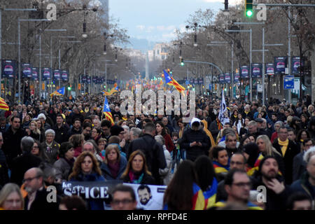 Barcelona, Katalonien, Spanien. 21 Feb, 2019. Allgemeine Ansicht der Demonstranten während eines Generalstreiks in den Straßen von Barcelona zu Freiheit, Menschenrecht und gegen den Versuch der politischen Gefangenen am Obersten Gerichtshof. Credit: Ramon Costa/SOPA Images/ZUMA Draht/Alamy leben Nachrichten Stockfoto