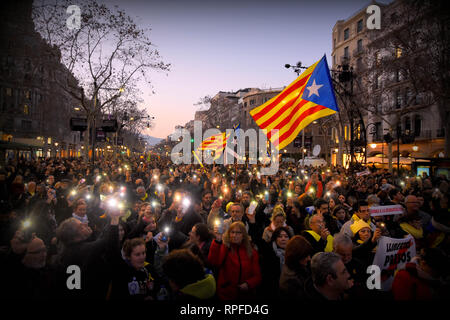 Barcelona, Katalonien, Spanien. 21 Feb, 2019. Allgemeine Ansicht der Demonstranten während eines Generalstreiks in den Straßen von Barcelona zu Freiheit, Menschenrecht und gegen den Versuch der politischen Gefangenen am Obersten Gerichtshof. Credit: Ramon Costa/SOPA Images/ZUMA Draht/Alamy leben Nachrichten Stockfoto