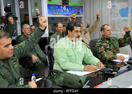 Caracas, Venezuela. 22 Feb, 2019. Bild von Venezuela Vorsitzes zeigt den venezolanischen Präsidenten, Nicolas Maduro (C), (vorne), die Teilnahme an einer Sitzung mit dem Oberkommando des nationalen Bolivarischen Streitkräfte, in Caracas, der Hauptstadt Venezuelas, Jan. 21, 2019. Maduro am Donnerstag bestellt, südliche Grenze des Landes mit Brasilien abgedichtet werden. Die Maßnahme gilt, bis auf Weiteres, der Präsident bei einem Treffen mit dem Oberkommando des nationalen Bolivarischen Streitkräfte, sagte. Quelle: Xinhua/Alamy leben Nachrichten Stockfoto