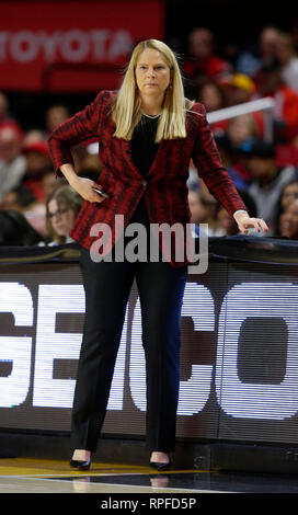 College Park, MD, USA. 21 Feb, 2019. Maryland Dosenschildkröten Haupttrainer Brenda Frese während Basketball Spiel eines NCAA Frauen zwischen der Universität von Maryland Dosenschildkröten und die Minnesota Golden Gophers an der Xfinity Zentrum in College Park, Md. Justin Cooper/CSM/Alamy leben Nachrichten Stockfoto