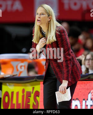 College Park, MD, USA. 21 Feb, 2019. Maryland Dosenschildkröten Haupttrainer Brenda Frese während Basketball Spiel eines NCAA Frauen zwischen der Universität von Maryland Dosenschildkröten und die Minnesota Golden Gophers an der Xfinity Zentrum in College Park, Md. Justin Cooper/CSM/Alamy leben Nachrichten Stockfoto