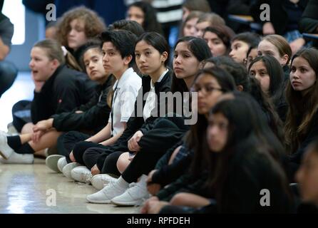 Studenten an der Ann Richards Schule für junge Frauen Führer hören Sie einen Vortrag von United States Senator Kirsten Gillibrand, ein Demokrat aus New York, während der Vollversammlung an der Schule in Austin. Gillibrand, 52, hat ihr Angebot für die demokratische Präsidentschaftskandidatur 2020 im Januar 2019. Stockfoto