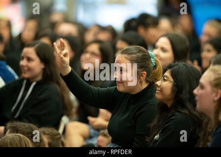 Studenten an der Ann Richards Schule für junge Frauen Führer hören Sie einen Vortrag von United States Senator Kirsten Gillibrand, ein Demokrat aus New York, während der Vollversammlung an der Schule in Austin. Gillibrand, 52, hat ihr Angebot für die demokratische Präsidentschaftskandidatur 2020 im Januar 2019. Stockfoto