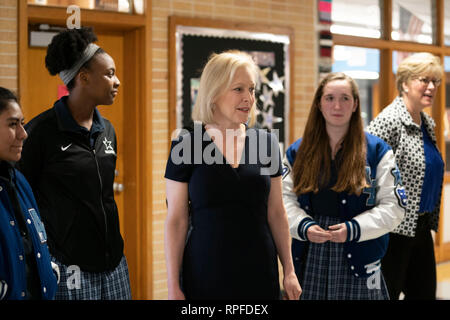 High School student Führer escort United States Senator Kirsten Gillibrand, ein Demokrat aus New York, bei ihrem Besuch in der Ann Richards Schule für junge Frauen Führer in Austin. Gillibrand, 52, hat ihr Angebot für die demokratische Präsidentschaftskandidatur 2020 letzten Monat. Stockfoto