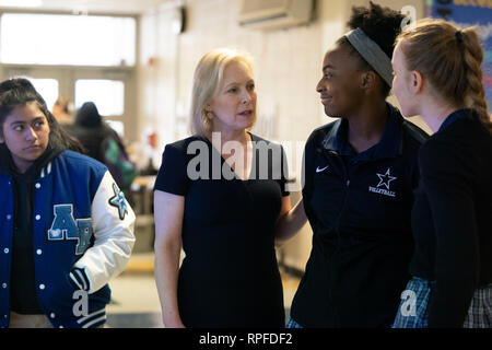 High School student Führer escort United States Senator Kirsten Gillibrand, ein Demokrat aus New York, bei ihrem Besuch in der Ann Richards Schule für junge Frauen Führer in Austin. Gillibrand, 52, hat ihr Angebot für die demokratische Präsidentschaftskandidatur 2020 letzten Monat. Stockfoto