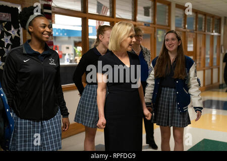 High School student Führer escort United States Senator Kirsten Gillibrand, ein Demokrat aus New York, bei ihrem Besuch in der Ann Richards Schule für junge Frauen Führer in Austin. Gillibrand, 52, hat ihr Angebot für die demokratische Präsidentschaftskandidatur 2020 letzten Monat. Stockfoto