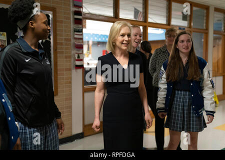 High School student Führer escort United States Senator Kirsten Gillibrand, ein Demokrat aus New York, bei ihrem Besuch in der Ann Richards Schule für junge Frauen Führer in Austin. Gillibrand, 52, hat ihr Angebot für die demokratische Präsidentschaftskandidatur 2020 letzten Monat. Stockfoto