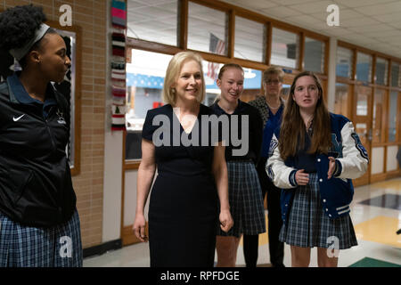 High School student Führer escort United States Senator Kirsten Gillibrand, ein Demokrat aus New York, bei ihrem Besuch in der Ann Richards Schule für junge Frauen Führer in Austin. Gillibrand, 52, hat ihr Angebot für die demokratische Präsidentschaftskandidatur 2020 letzten Monat. Stockfoto