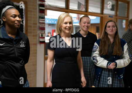 High School student Führer escort United States Senator Kirsten Gillibrand, ein Demokrat aus New York, bei ihrem Besuch in der Ann Richards Schule für junge Frauen Führer in Austin. Gillibrand, 52, hat ihr Angebot für die demokratische Präsidentschaftskandidatur 2020 letzten Monat. Stockfoto