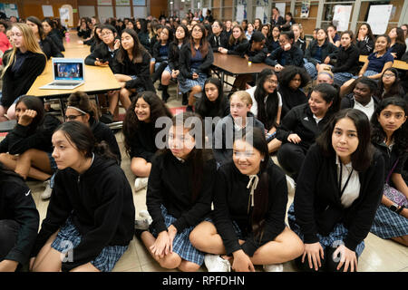 Studenten an der Ann Richards Schule für junge Frauen Führer hören Sie einen Vortrag von United States Senator Kirsten Gillibrand, ein Demokrat aus New York, während der Vollversammlung an der Schule in Austin. Gillibrand, 52, hat ihr Angebot für die demokratische Präsidentschaftskandidatur 2020 im Januar 2019. Stockfoto