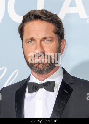 Los Angeles, CA, USA. 21 Feb, 2019. Gerard Butler in der Ankunftshalle für UCLA Hollywood für Wissenschaft Gala, Private Residence, Los Angeles, CA 21. Februar 2019. Credit: Elizabeth Goodenough/Everett Collection/Alamy leben Nachrichten Stockfoto