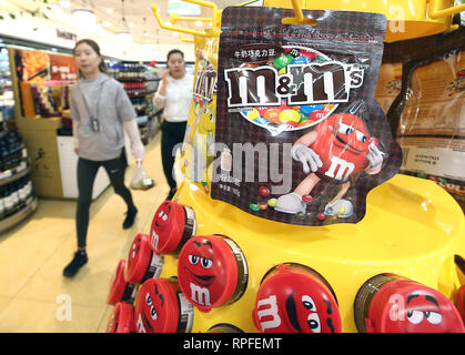 Peking, China. 3 Apr, 2018. American M&M's sind in Peking am 3. April 2018 verkauft. China sagt Ti wird auf alle neuen Handels- Tarife, die von den USA mit Maßnahmen des gleichen Umfang und Intensität reagieren, nach Chinas Botschafter in den Vereinigten Staaten. Peking schlug Tarife auf $ 3 Mrd. von US-Exporten. Quelle: Todd Lee/ZUMAPRESS.com/ZUMA Draht/Alamy leben Nachrichten Stockfoto